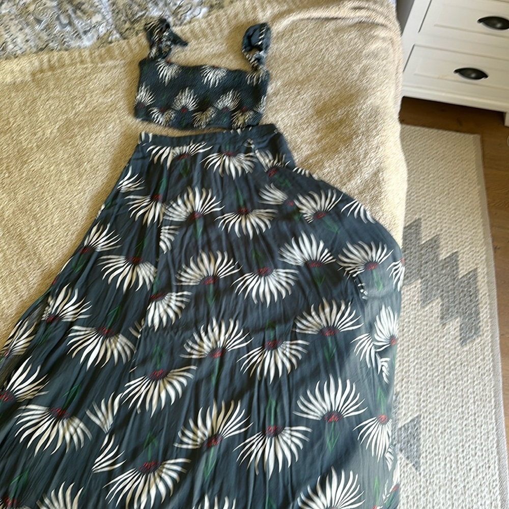 Lulus xs crop and skirt